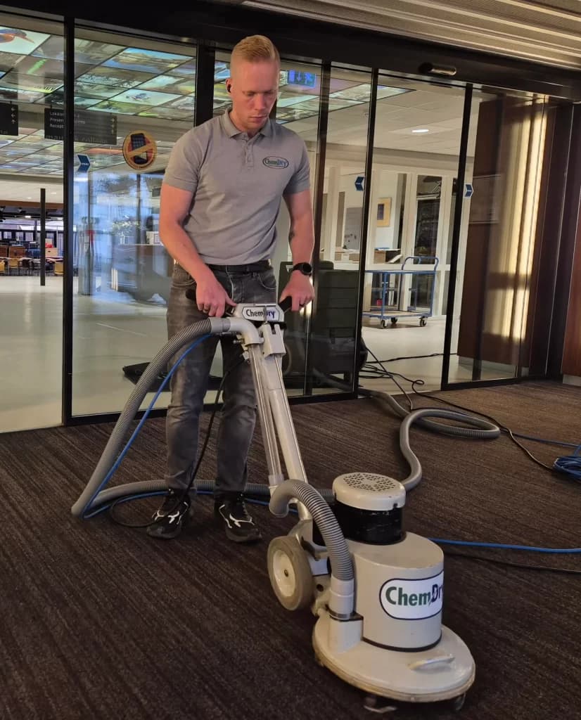 Erik Ruiter van Chemdry Voorthuizen aan het werk met de reinigingsmachine
